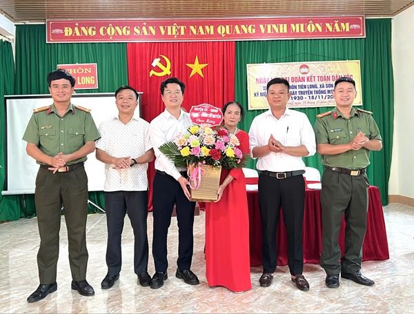 Đồng chí Hoàng Cẩm Thạch, Phó Chủ tịch UBND huyện chung vui Ngày hội Đại đoàn kết tại thôn Tiên Long, xã Sơn Trung